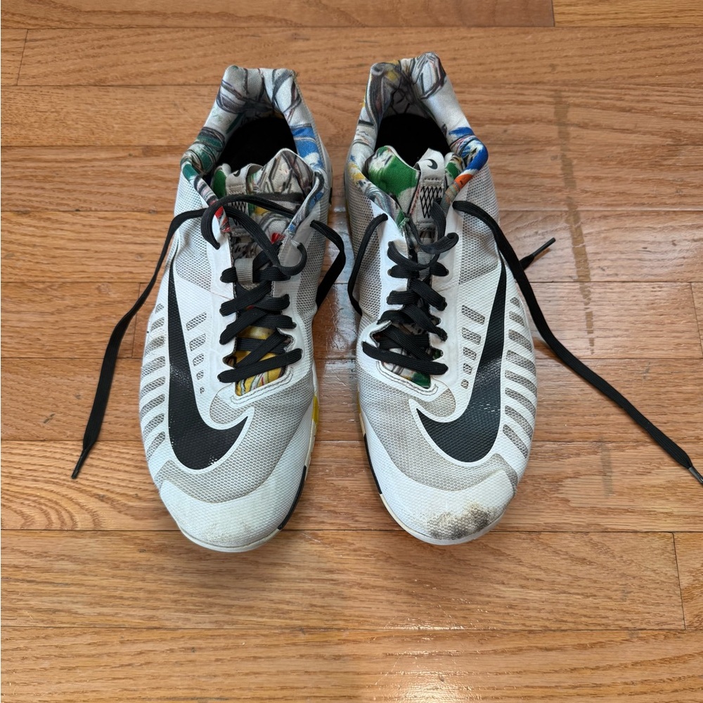 Nike White and Black Sneakers with Colorful Lining. Mens Hyperlive sneakers 10.5